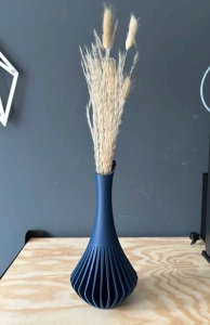 Vază „Nerina” 3D – Design Floral cu Striații Sculpturale - Img 3