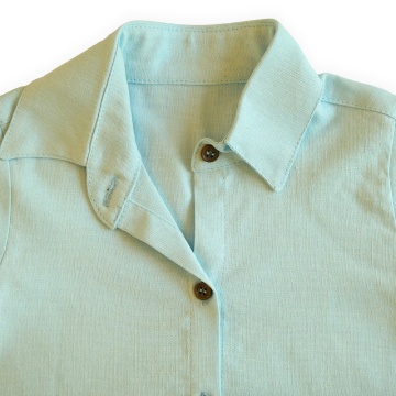 Detaliu camasa din in culoare blue