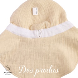 Detaliu Pălărie de soare din muselină beige pentru copii, cu boruri late, protecție pentru gât și șnur de prindere, prezentată pe un manechin alb.