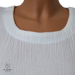Detaliu gat Bluza de dama din muselina,culoare alba,maneci scurte
