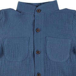 Detaliu guler tunica si buzunare camasa muselina albastru denim copii
