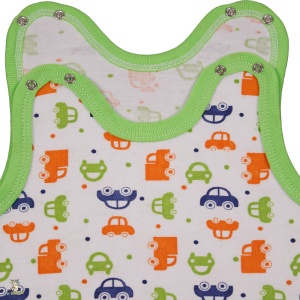 Detaliu Salopeta Per Bambini tip maieu cu botosei din bumbac premium,inchidere cu capse,cu imprimeu masinute