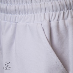 Detaliu buzunar Pantaloni scurti din bumbac,culoare alb ,cu elastic in talie si snur.