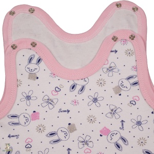 Detaliu Salopeta Per Bambini tip maieu cu botosei din bumbac premium,inchidere cu capse,cu imprimeu pisicute