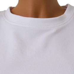 Detaliu guler bluza alba.