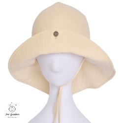 Pălărie de soare din muselină beige pentru copii, cu boruri late, protecție pentru gât și șnur de prindere, prezentată pe un manechin alb.