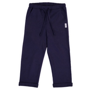 Pantaloni din in pentru copii, nuanța bleumarin, marca Per Bambini. Aceștia prezintă un croi lejer, talie elastică prevăzută cu șnur, buzunare laterale și manșete întoarse la bază.