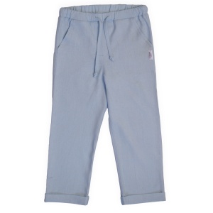 Pantaloni din in pentru copii, nuanța blue, marca Per Bambini. Aceștia prezintă un croi lejer, talie elastică prevăzută cu șnur, buzunare laterale și manșete întoarse la bază.