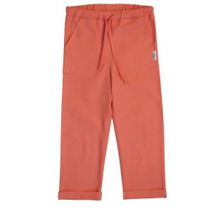 Pantaloni din in pentru copii, nuanța somon, marca Per Bambini. Aceștia prezintă un croi lejer, talie elastică prevăzută cu șnur, buzunare laterale și manșete întoarse la bază.
