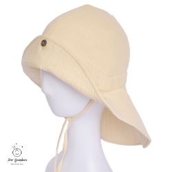 Pălărie de soare din muselină beige pentru copii, cu boruri late, protecție pentru gât și șnur de prindere, prezentată pe un manechin alb.