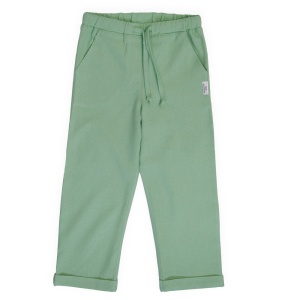 Pantaloni din in pentru copii, nuanța verde praz, marca Per Bambini. Aceștia prezintă un croi lejer, talie elastică prevăzută cu șnur, buzunare laterale și manșete întoarse la bază.