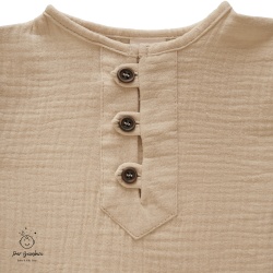Detaliu Bluza de muselina culoare beige cu maneca scurta si fenta cu 3 nasturi din lemn.