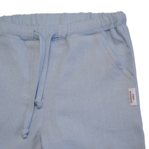 Detaliu buzunar pantalon.