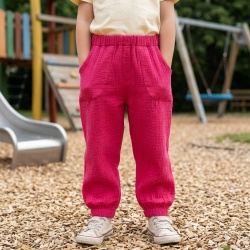 Copil imbracat cu pantalon din muselina culoare fucsia