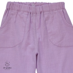 Detaliu Pantaloni din panza de bumbac culoare lila,cu buzunare frontale,croiala lejera.