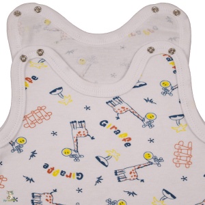 Detaliu Salopeta Per Bambini tip maieu cu botosei din bumbac premium,inchidere cu capse,cu imprimeu girafe