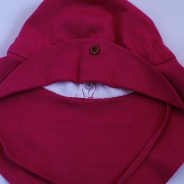 Detaliu palarie din in culoare fucsia