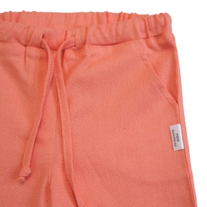 Detaliu buzunar pantalon.