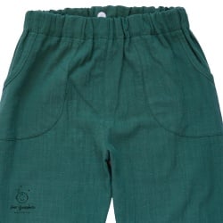 Detaliu Pantaloni din panza de bumbac culoare verde kaki,cu buzunare frontale,croiala lejera.