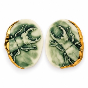 Cercei stud ovali Scarabeu verde – contur partial din aur