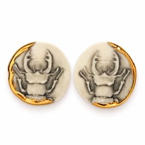 Cercei stud rotunzi Scarabeu negru – contur partial din aur