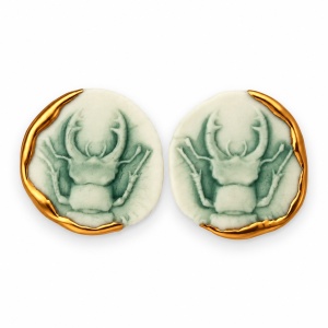 Cercei stud rotunzi Scarabeu verde – contur partial din aur