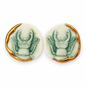 Cercei stud rotunzi Scarabeu verde – contur partial din aur
