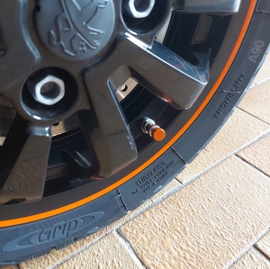 Set 5 capace valve Auto pentru ATV-uri, motociclete, mașini și alte vehicule, cu inel etanșare integrat, protecție antipraf, Greluma, Portocaliu - Img 4