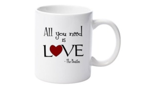 Cană albă personalizatǎ "all you need is love"