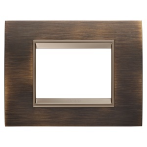 Placă lux - in metal - 3 module - alamă antică - cadru interior bronz mat închis Gewiss GW16203XQ