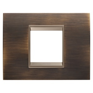 Placă lux - in metal - 2 module - alamă antică - cadru interior bronz mat închis Gewiss GW16202XQ