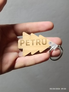 Breloc personalizat, in forma de bradut, personalizat cu nume