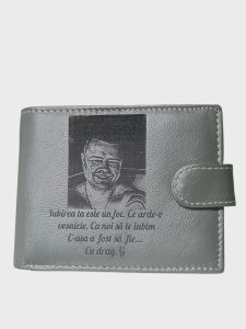 Portofel PERSONALIZAT, gri, piele naturala, cu poza si text, gravat pe o singura parte - mod1