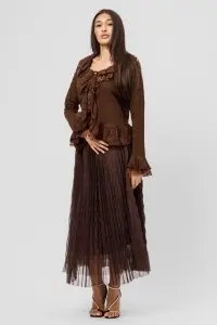 Bluză maro din tricot texturat cu volănașe și dantelă - Img 3