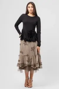 Bluză neagră din jerse cu peplum balon și floare aplicată - Img 2