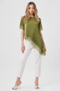 Bluză verde oliv cu tiv asimetric din dantelă - Img 2