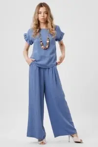 Compleu albastru cu top lejer și pantaloni largi