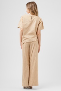 Compleu bej format din top cu floare și pantaloni largi - Img 2