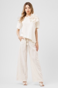 Compleu ivory format din top cu floare și pantaloni largi