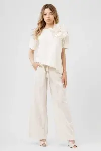 Compleu ivory format din top cu floare și pantaloni largi