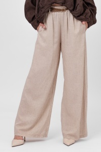 Pantaloni bej cu croială largă și curea împletită