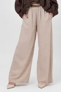 Pantaloni bej cu croială largă și curea împletită