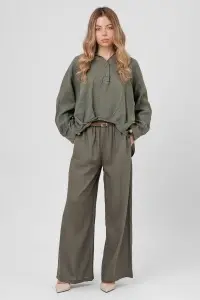Pantaloni kaki cu croială largă și curea împletită - Img 2