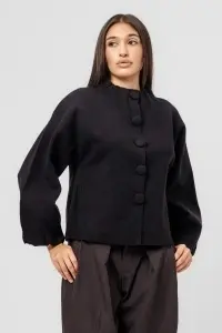Pulover negru cu guler înalt, nasturi îmbrăcați și mâneci balon