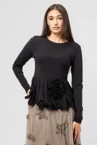 Bluză neagră din jerse cu peplum balon și floare aplicată