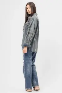 Cămașă din denim spălat cu broderie florală și paiete - Img 2