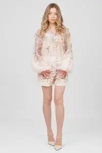 Compleu floral vaporos crem-roze cu bluză cu nasturi și pantaloni scurți - Img 3