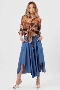 Fustă din denim albastră deschis cu tiv asimetric și curea împletită - Img 2