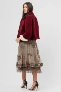 Jachetă scurtă bordo din stofă cu aspect catifelat cu nasturi mari și buzunare - Img 3