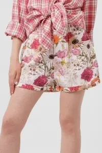 Pantaloni scurți roz cu imprimeu floral și strasuri